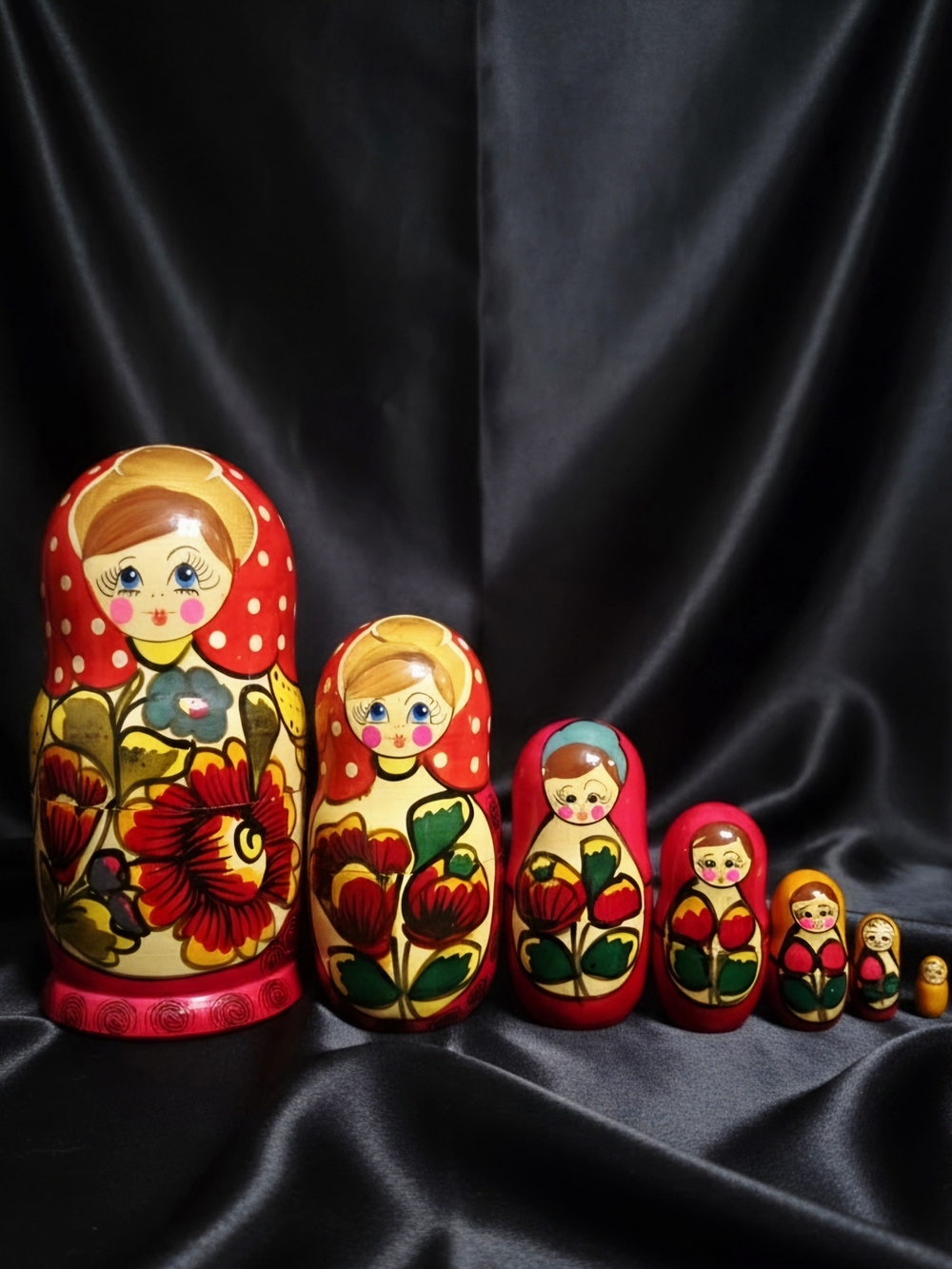 Vintage Handpainted Set of 7 Nesting Wooden Dolls Matryoshka 8 1/2 “ Tall